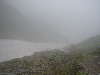 霧迫る雪渓