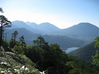 湯ノ湖と男体山