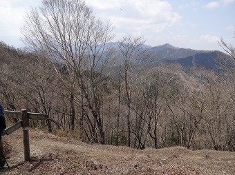 曲ヶ谷北峰から見る蕎麦粒山