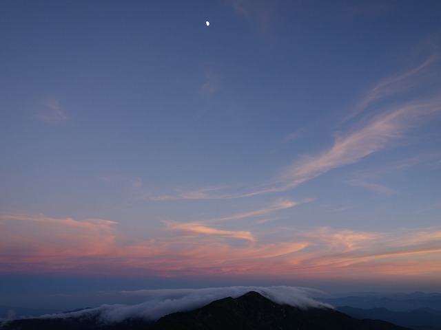 別山の夕焼雲と月