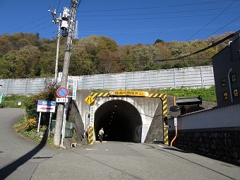 トンネル手前から右へ