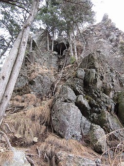 中岩への急登