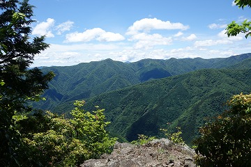 ハナド岩から見る石尾根と富士山